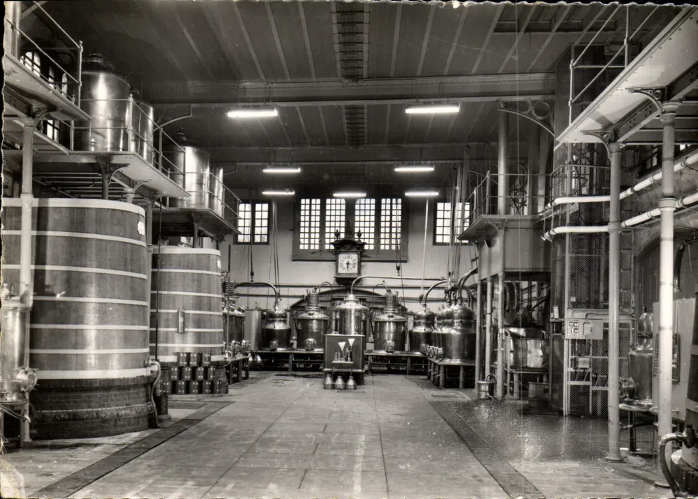 Intérieur d'une distillerie — vue industrielle avec cuves et équipements — Édition de la Bénédictine à FECAMP - Frente