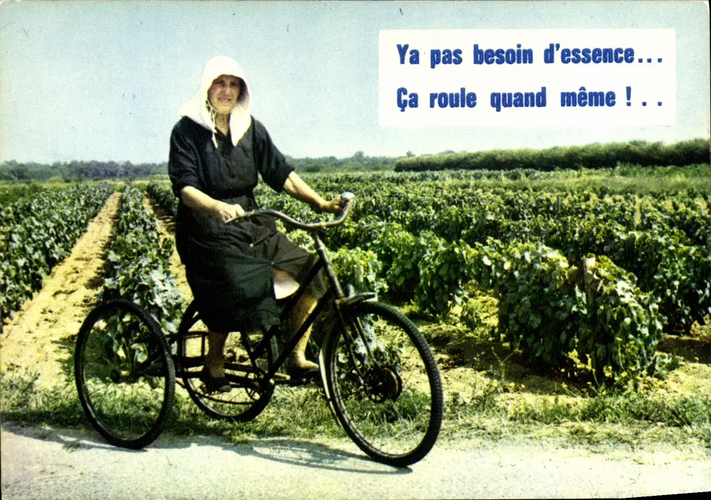 Frau auf dem Fahrrad in einem Weinberg — humoristische Werbung — Artaud Frères, Verleger, HN 204 - Vorderseite