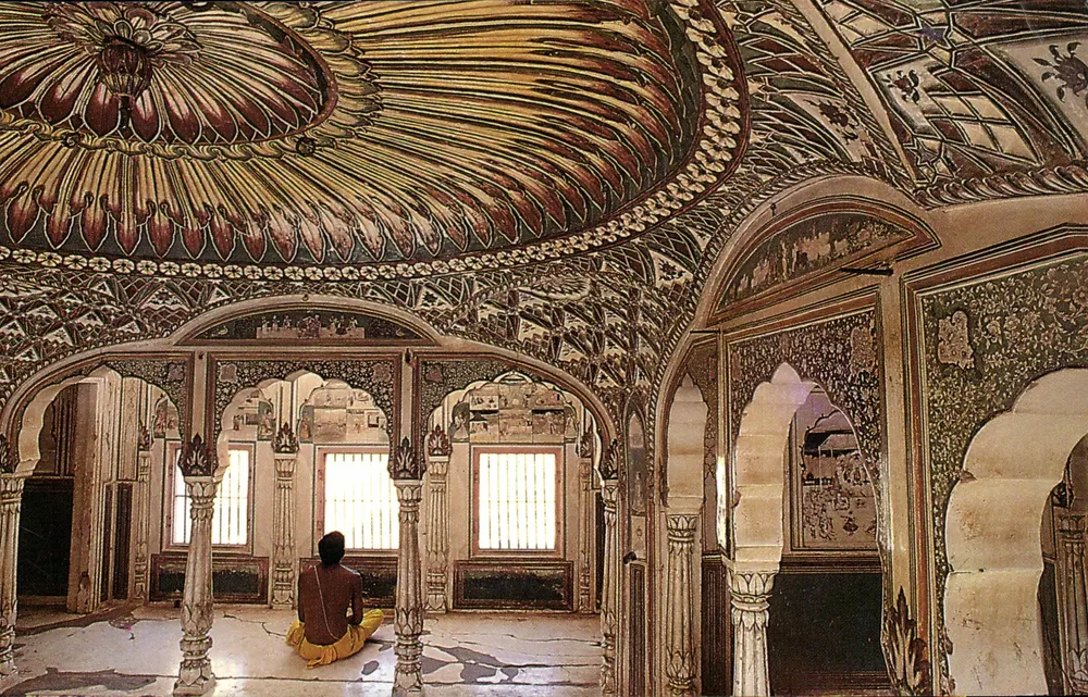 Templo de Galtaji, perto de Jaipur — vista interna decorada — editor não visível - Frente