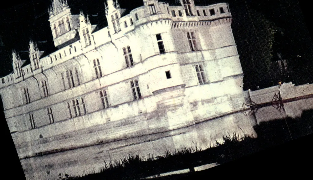 Azay-le-Rideau — Castelo Renascentista sobre o Indre — Caisse Nationale des Monuments Historiques, Paris - Frente