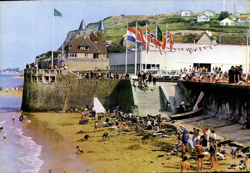 Arromanches — La Place du 6 Juin et le Musée (Œuvre de F. Carpentier, architecte) — Éditeur : Monachrom 25, r. Laro - Cap-d'Alèr (A-M) - Frente