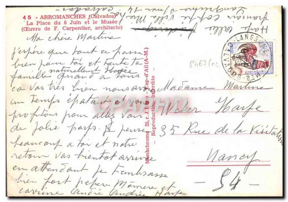 Arromanches — La Place du 6 Juin et le Musée (Œuvre de F. Carpentier, architecte) — Éditeur : Monachrom 25, r. Laro - Cap-d'Alèr (A-M) - Verso