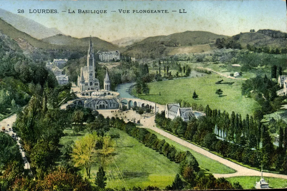 Lourdes — A Basílica — Vista aérea — LL - Frente