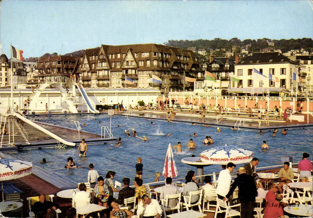Piscina de Trouville (Calvados) — vista da piscina com tobogã e terraço — edição Saphomos - Frente