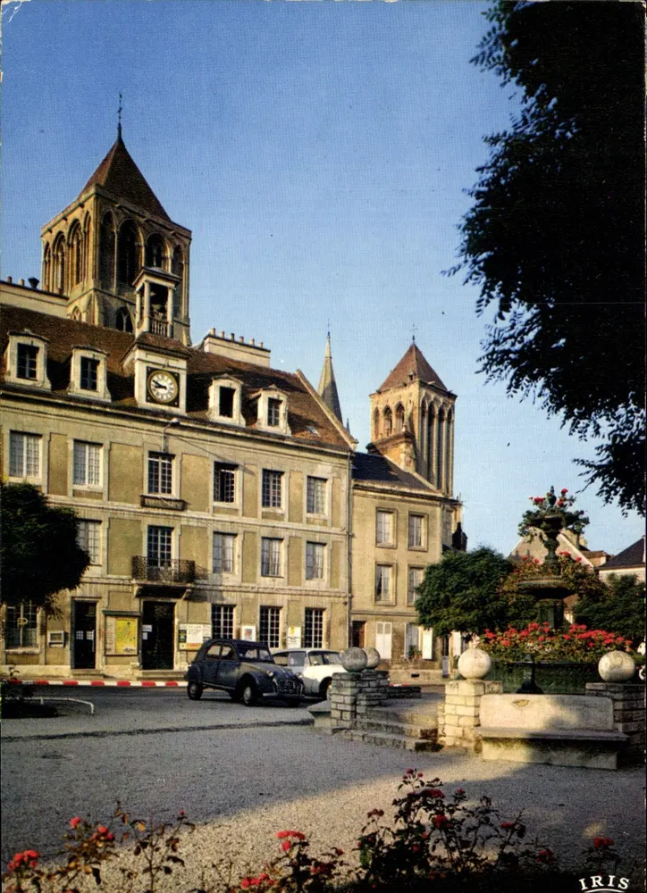 Saint-Pierre-sur-Dives — vista da praça com igreja e fonte — IRIS - Frente