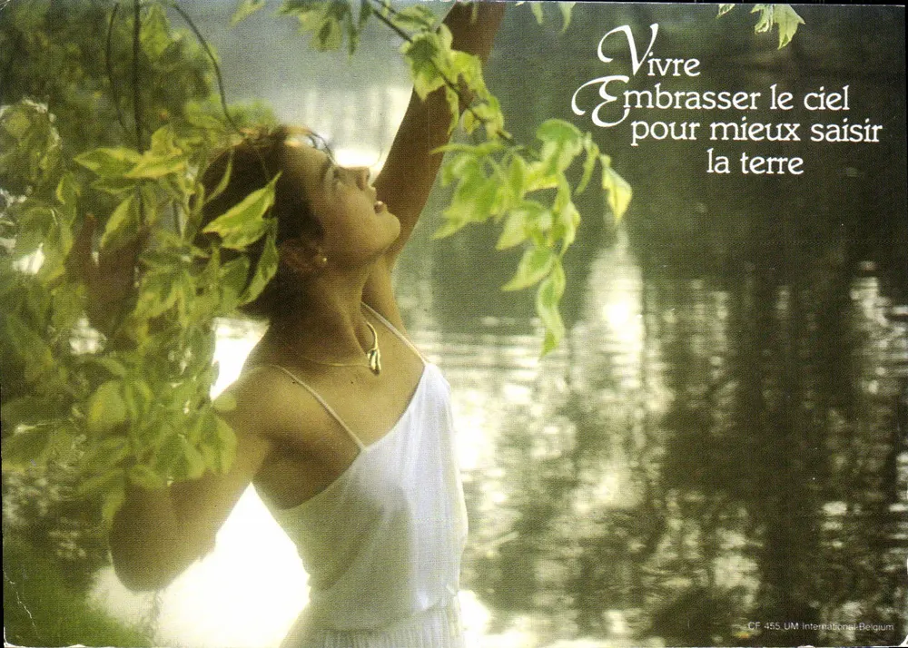 Mulher sob árvores — poema 'Viver abraçar o céu para melhor apreender a terra' — CF 455 UM International Belgium - Frente