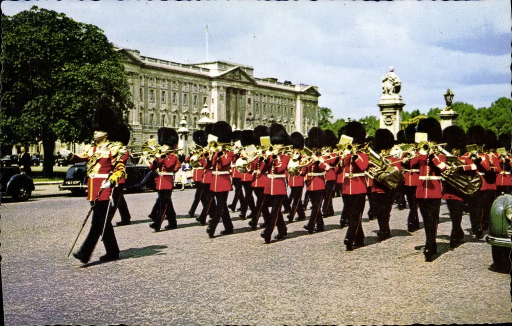 Guards Band near Buckingham Palace — The Photographic Greeting Card Co. Ltd. — serie 151 - Vorderseite
