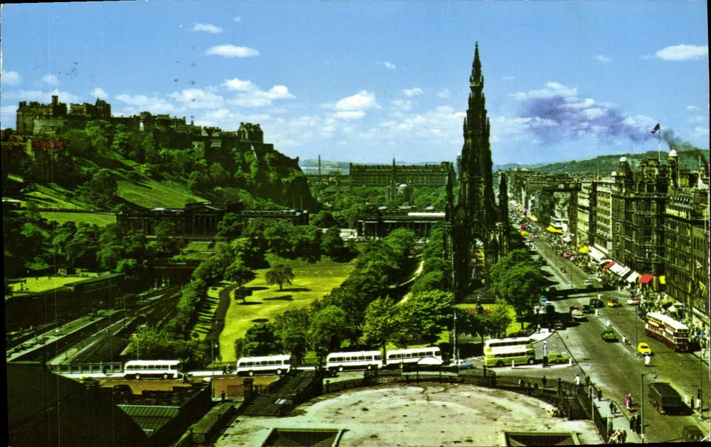 Edimburgo — vista panorâmica com o castelo e o monumento Scott — editor PT35102 - Frente