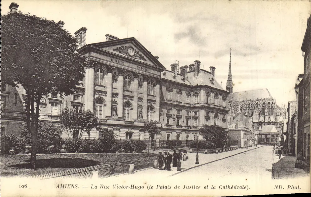 Amiens — La Rue Victor-Hugo (das Gerichtsgebäude und die Kathedrale) — ND. Phot. - Vorderseite