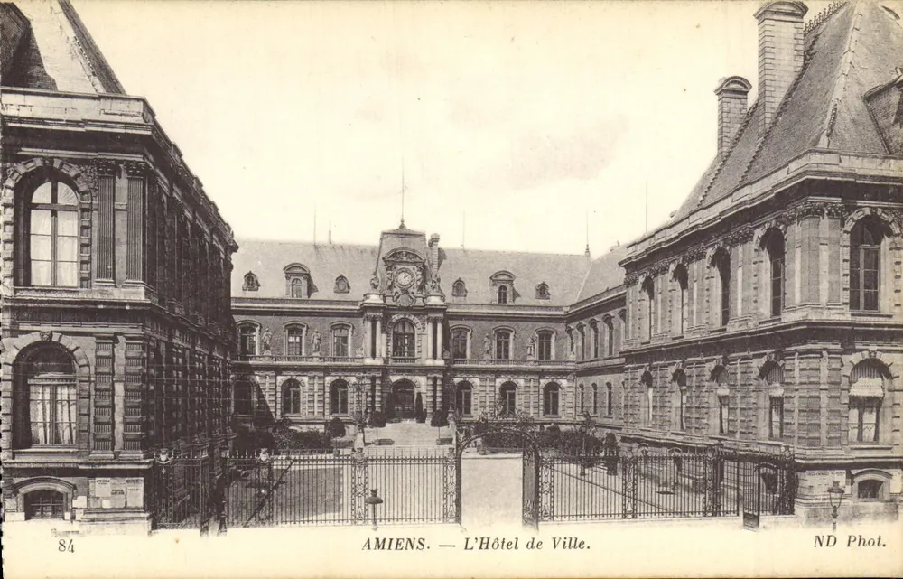 Amiens — O Hotel de Ville — ND Fot. - Frente
