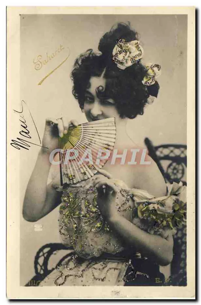 Frau in einem geschmückten Kleid — Fächer und Blumen im Haar — Verleger Saharch, n° 117 - Vorderseite