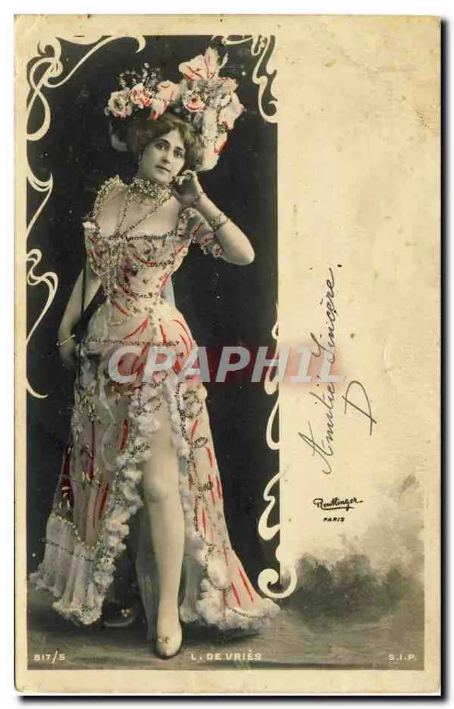 L. DE VRIÈS — Frau in einem Bühnenkostüm mit Blumen und Perlen — Verlag Rewltinger, Paris, Nr. 817/5 - Vorderseite