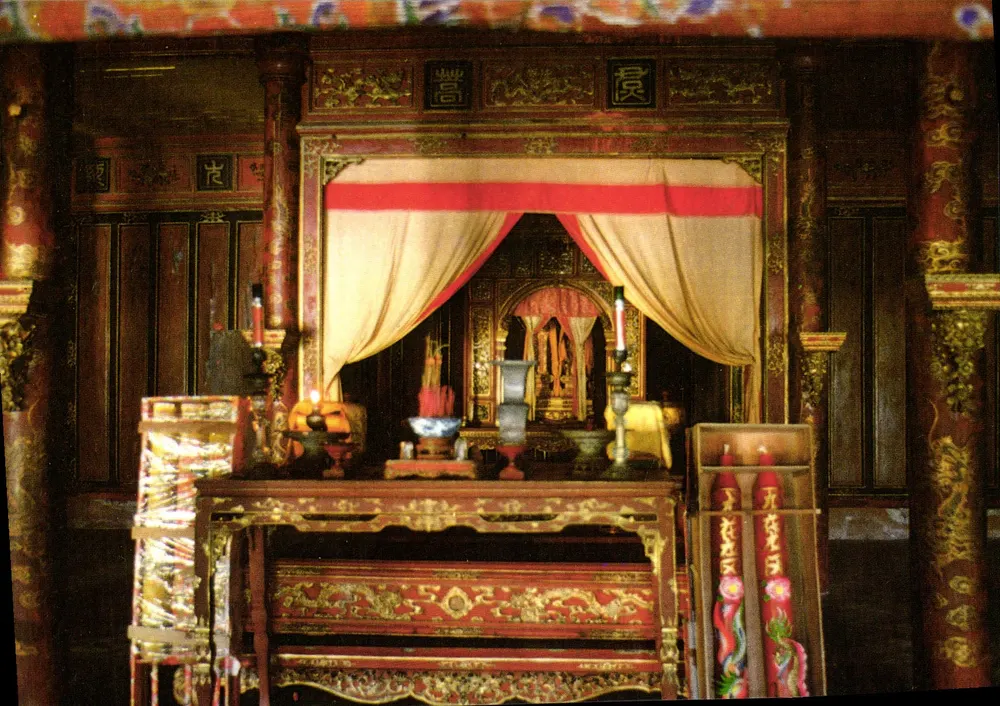 Interior do Templo Hoa Khiêm — Mausoléu do Imperador Tu Duc - Frente