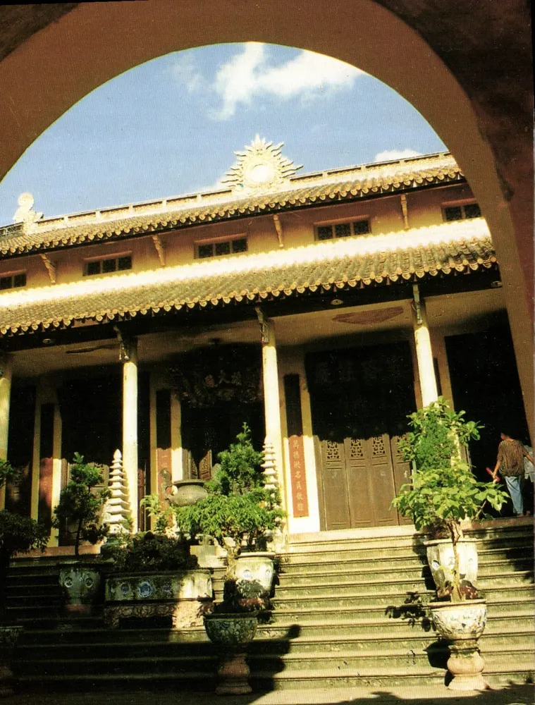 Pagode Quán Sư — vista através de um arco — editor Liksín, n°10 - Frente