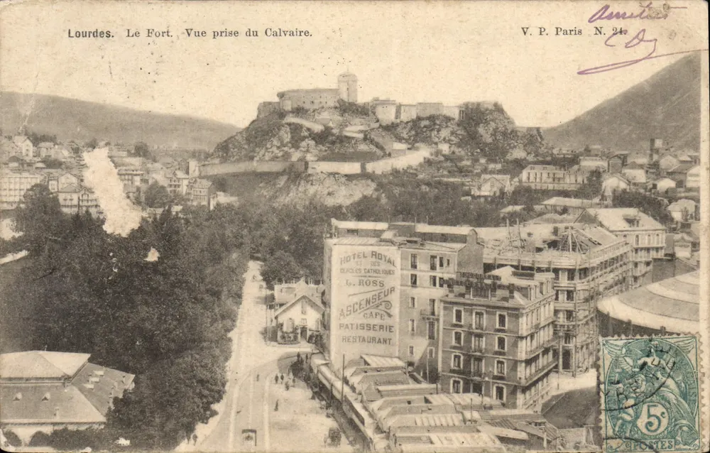 Lourdes. Der Berg. Aufnahme vom Calvaire — Verlag V. P. Paris N. 24, mit 5c blauem Stempel - Vorderseite