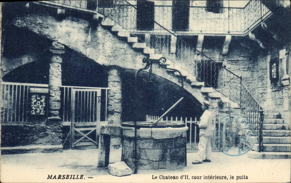 Marselha — O Castelo de If, pátio interno, o poço - Frente