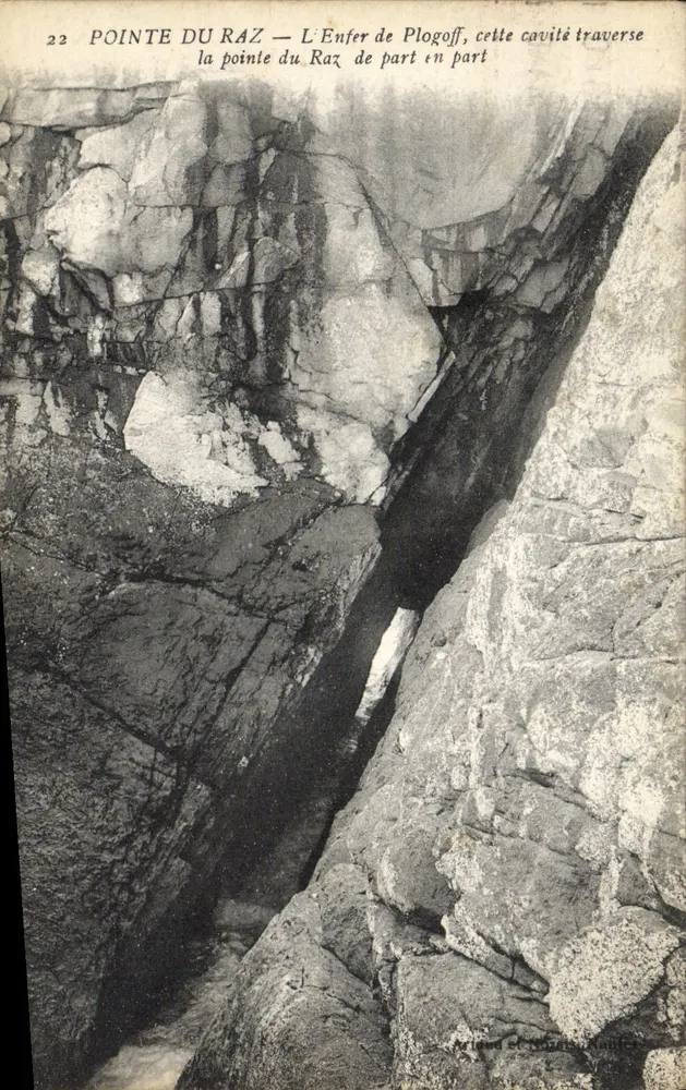 Pointe du Raz — O Inferno de Plogoff, esta cavidade atravessa a Pointe du Raz de parte a parte — Ariguel e Navez, Nantes - Frente