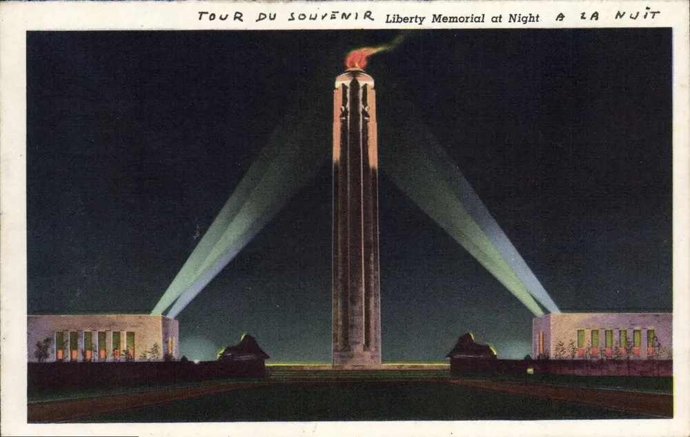 Liberty Memorial in der Nacht — Gedenkturm — Verlag nicht sichtbar - Vorderseite