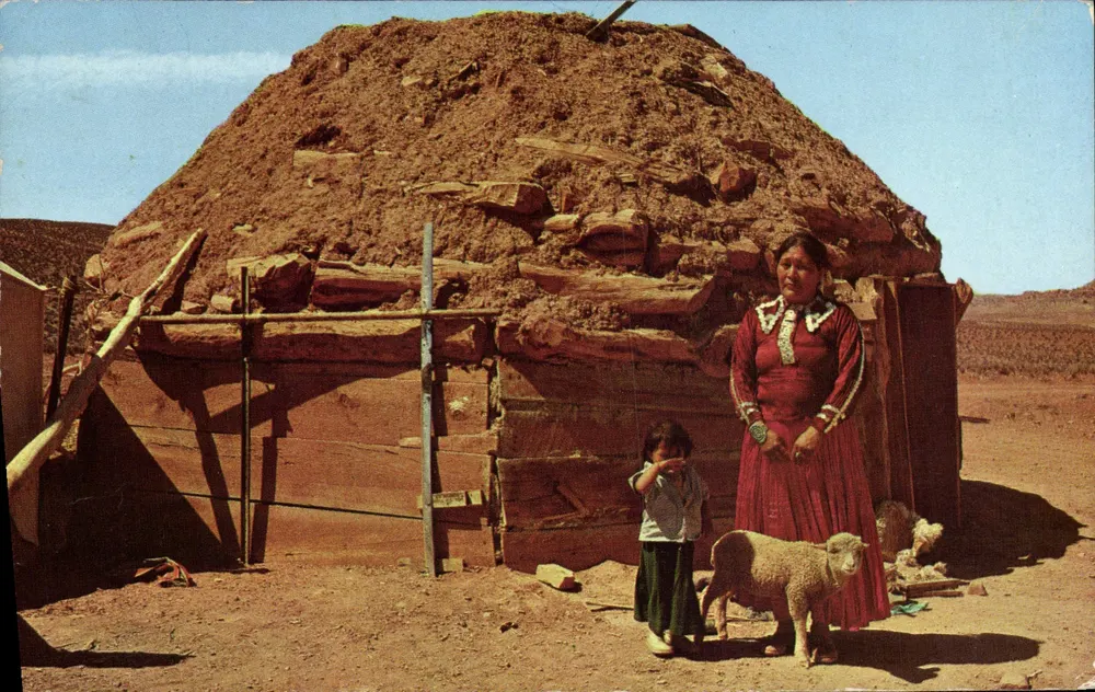 Navajo-Frau und Kind — Vor einem typischen Hogan — Veröffentlicht von Pelely Studios, N.M. Nr. S-3466-23 - Vorderseite