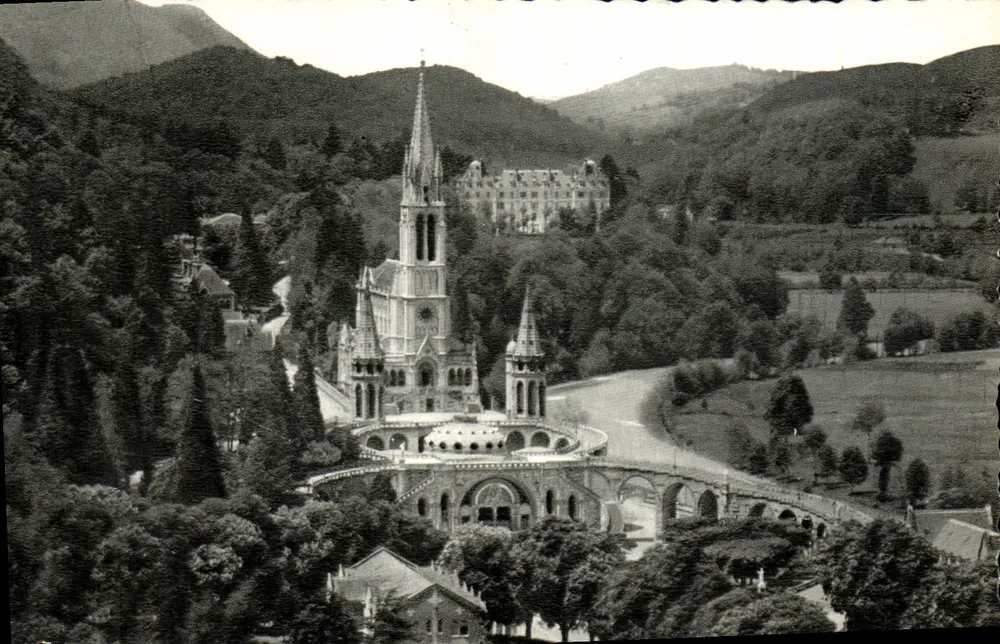 Lourdes — A Basílica e o Gave — Edições Lourdes Centre Monde de Pèlerin - Frente