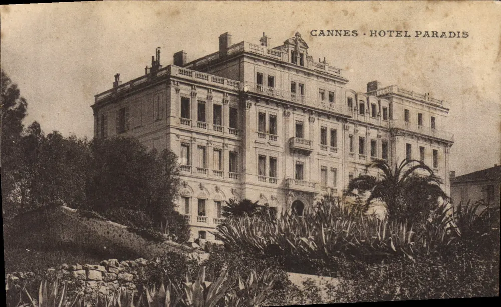 Cannes - Hotel Paradis — vista do edifício com jardim - Frente