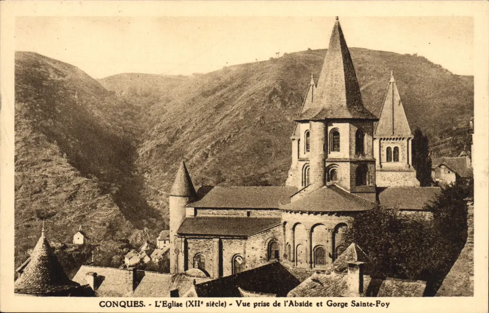 Conques - Die Kirche (12. Jahrhundert) - Ansicht vom Chor und der Gorge Sainte-Foy - Vorderseite