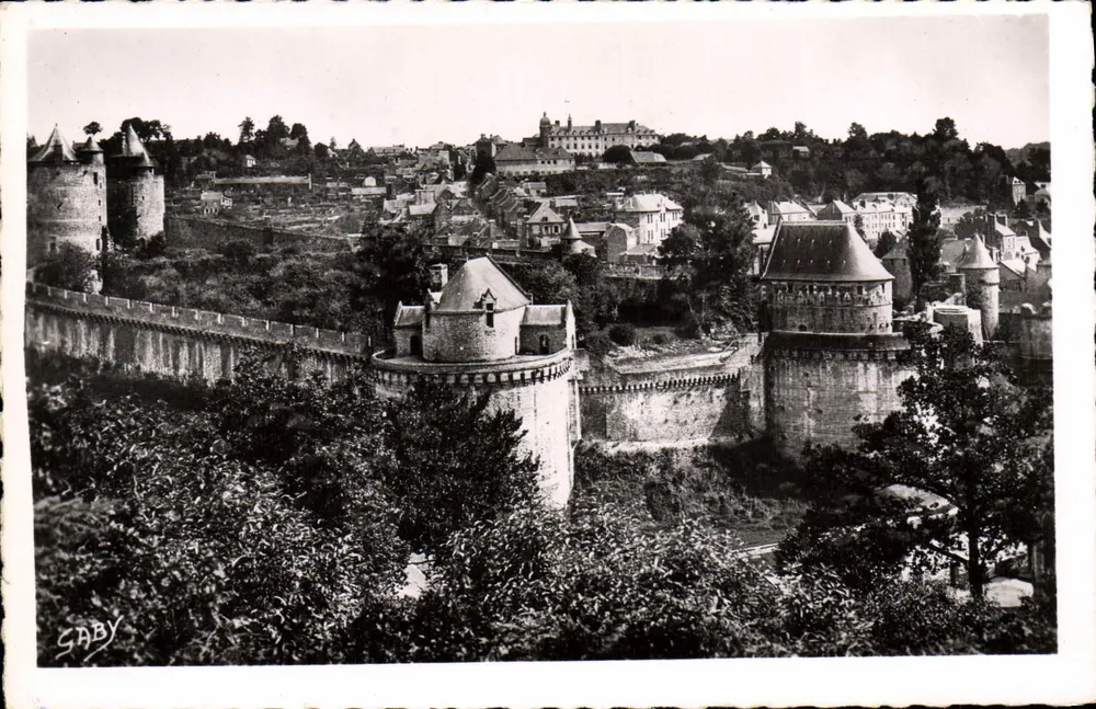 Fougères (Ille-et-Vilaine) — Ansicht des Schlosses, der Mauern und Türme — Verlag Saby - Vorderseite