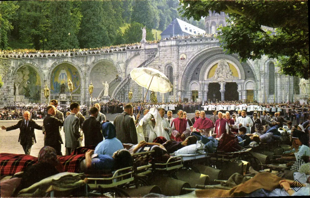Lourdes (Hoog-Ariëge) — Bezwering van zieken op de Esplanade — Edities CAP - Voorkant