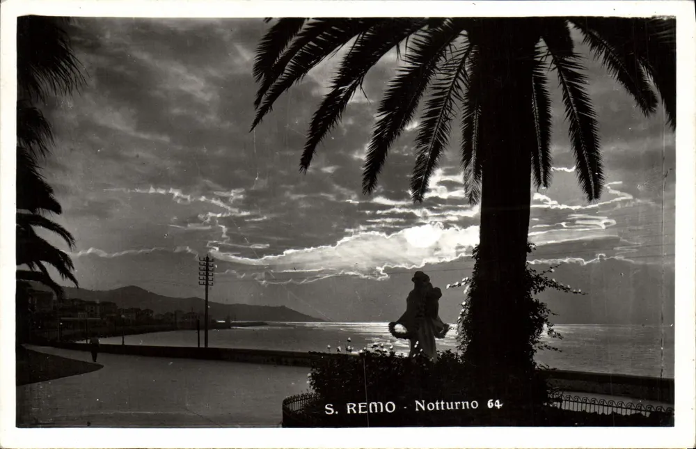S. REMO - Notturno 64 — vista noturna com palmeiras e estátua - Frente