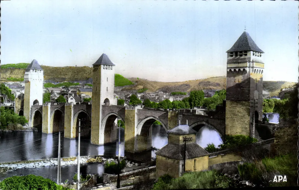 O Ponte Valentré — Cahors (Lot) — editor APA - Frente