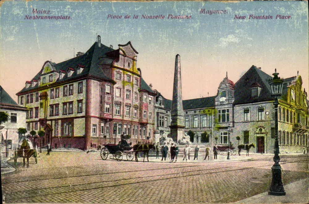 Mayence - Place de la Nouvelle Fontaine — vue de la place avec obélisque et bâtiments — éditeur non identifié - Recto