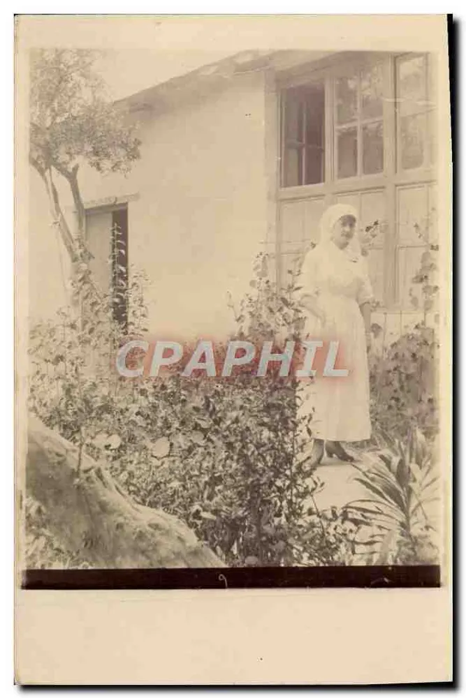 Mujer en vestido blanco frente a una casa — jardín — tarjeta postal en blanco - Anverso