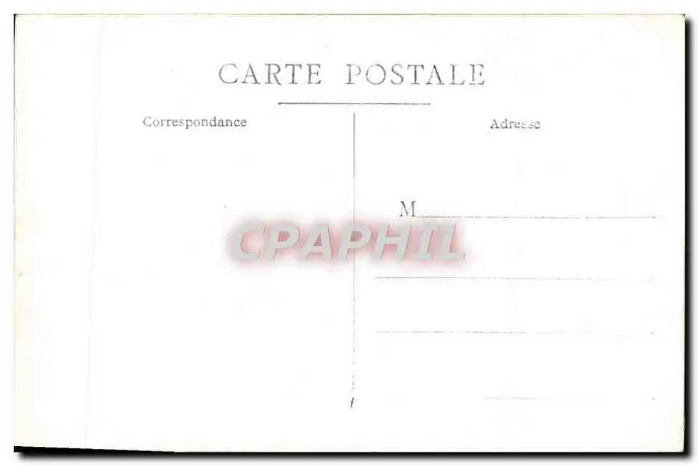 Mujer en vestido blanco frente a una casa — jardín — tarjeta postal en blanco - Reverso