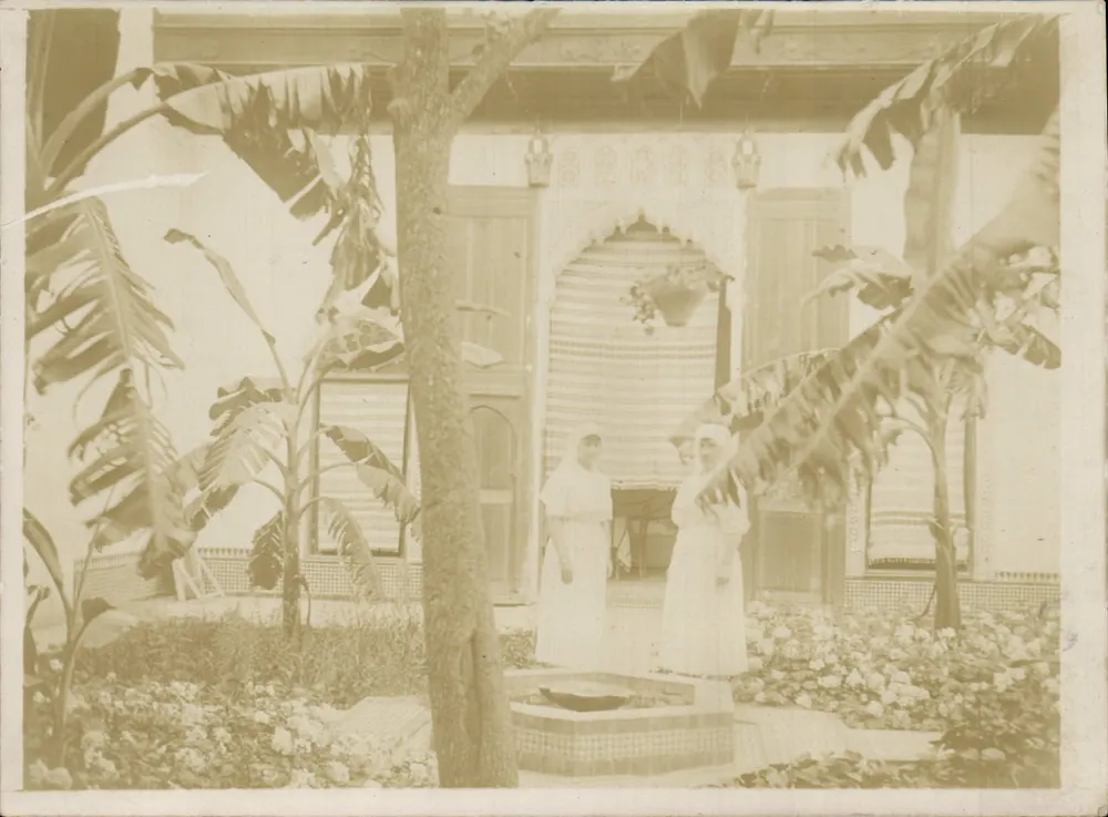 Due religiose in un giardino esotico — numero di serie non visibile - Recto
