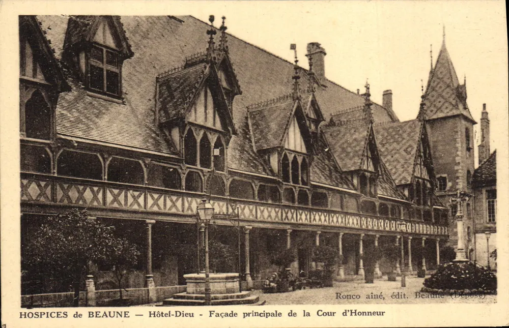 Hospices de Beaune — Hôtel-Dieu — Hauptfassade der Cour d'Honneur — Ronco ainé, Verlag Beaune (Deposited) - Vorderseite