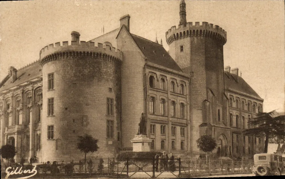Angoulême — O Hotel de Ville sobre o antigo castelo Comtal — Edições Charentais d'Art, A. Gillben - Frente