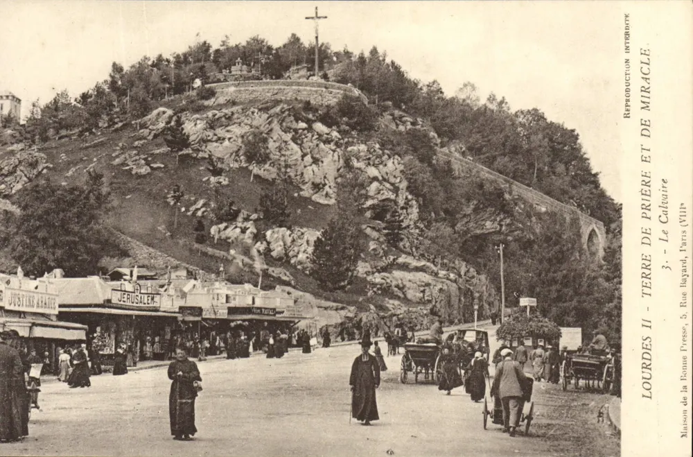 Lourdes II - Terra de oração e milagre — O Calvário — Reprodução proibida — Maison de la Bonne Presse, 5, Rue Bayard, Paris (VIII) - Frente