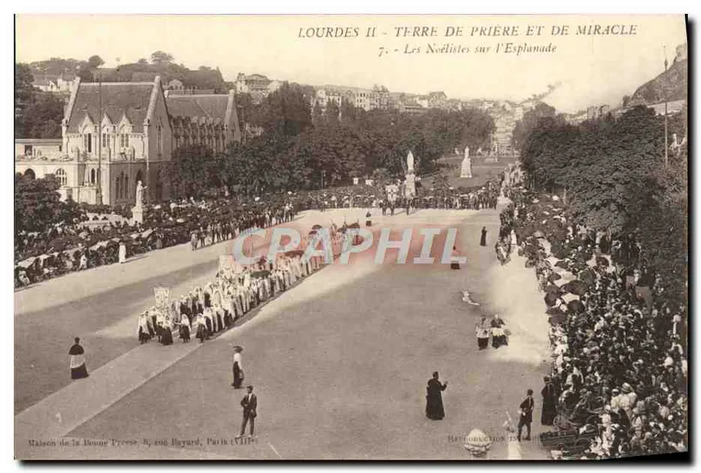 Lourdes II - Terra de oração e milagre — Os Noëlistas na Esplanada — Maison de la Bonne Presse, 5, rue Bayard, Paris (VIIIe) - Frente