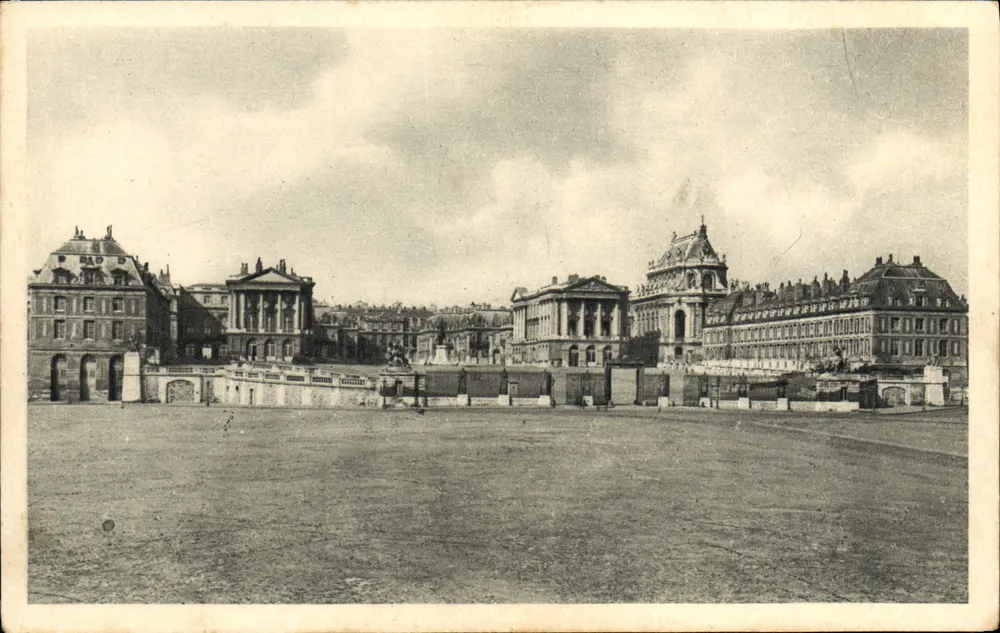 Castelo de Versalhes — Cour d'Honneur — Service Commercial Palais, Paris - Frente