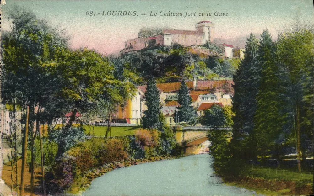 Lourdes — Das befestigte Schloss und der Gave — Photo Edition Lourdes, n°68 - Vorderseite