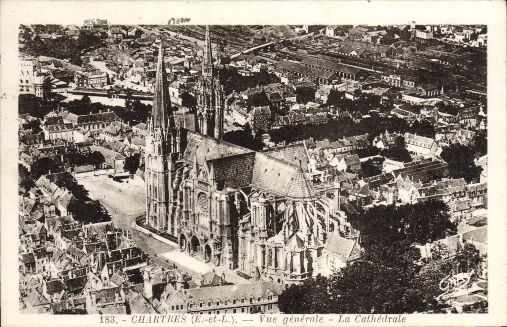 Chartres (E.-et-L.) — Vista geral — A Catedral — Éditions Gaby, n°183 - Frente