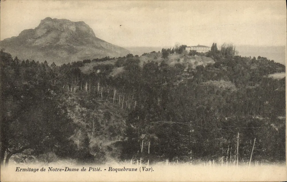 Ermitagem de Nossa Senhora da Piedade - Roquebrune (Var) — vista do paisagem montanhosa com ermitagem e floresta - Frente