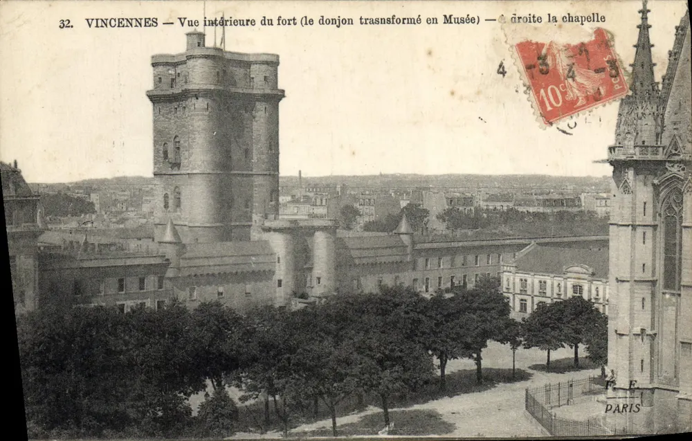 Vincennes — Vue intérieure du fort (le donjon transformé en Musée) — à droite la chapelle - Recto