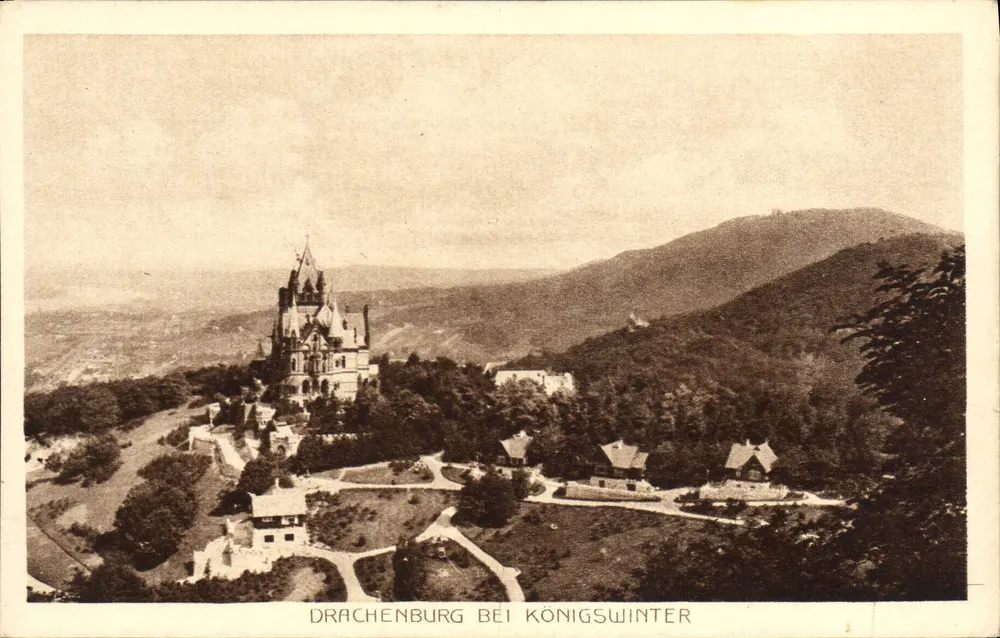 Drachenburg bei Königswinter — castelo em colina — Fotogravura Biegbuh - Frente