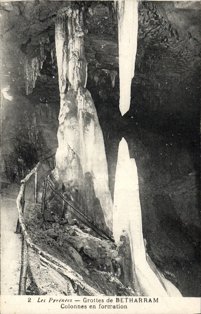De Pyreneeën — Grotten van BETHARRAM — Vormende kolommen - Voorkant