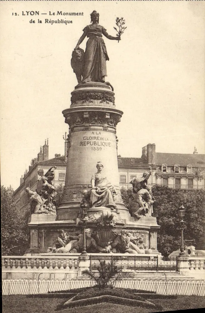 LYON — O Monumento da República — 1889 - Frente