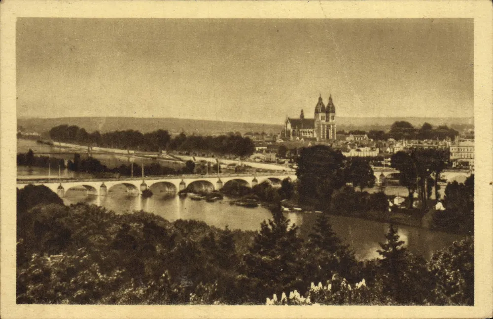 Tours (Indre-et-Loire) — Allgemeiner Blick auf die Loire und die Stadt — PAYS DU TOURISME - Vorderseite