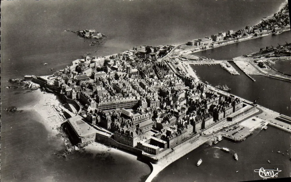 St-Malo (I.-et-V.) — Luftbild der Stadt Intra Muros — Fotograf Rothenéuf - Vorderseite