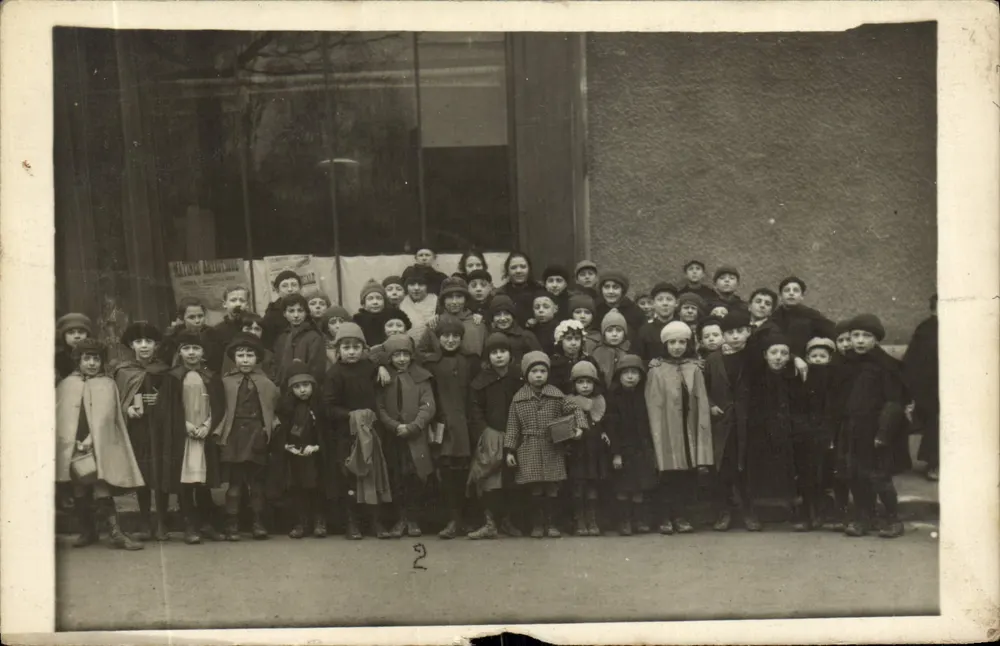 Groupe d'enfants — devant vitrine — carte postale non éditée - Recto