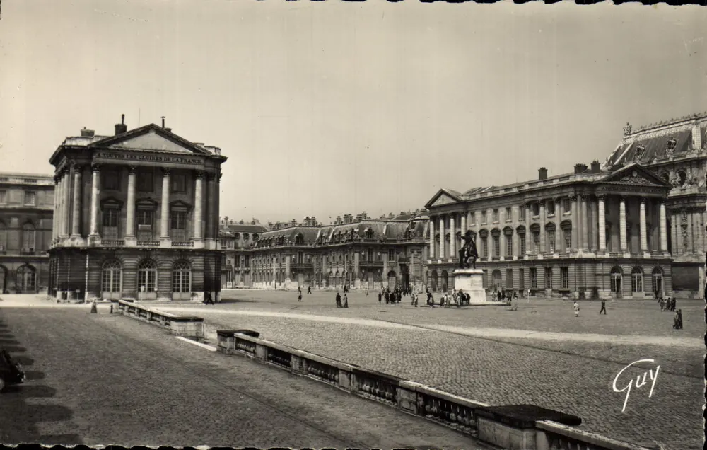 Versailles — Cour des ministres mit Statue des Königs Ludwig XIV — Éditions d'art « Guy » - Vorderseite